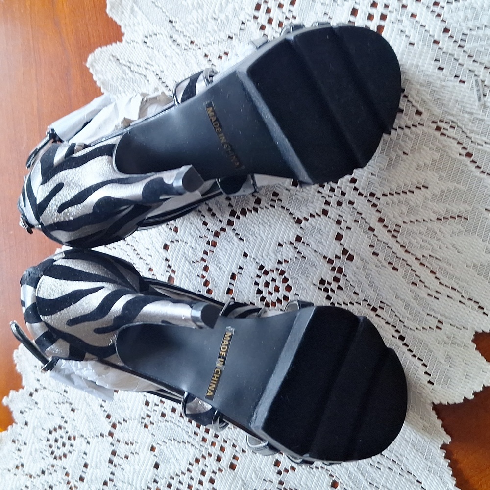 NiB Circle Zebra Print Black & Silver Open Toe Heels Size 6.5 - Picture 7 of 8